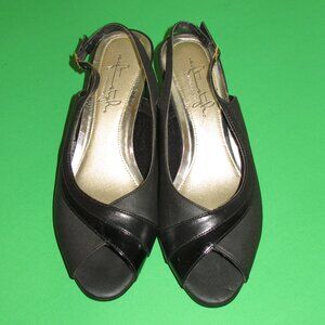A HUSH PUPPIES COMPANY Comfy open toe low wedge sandals black Sz 6